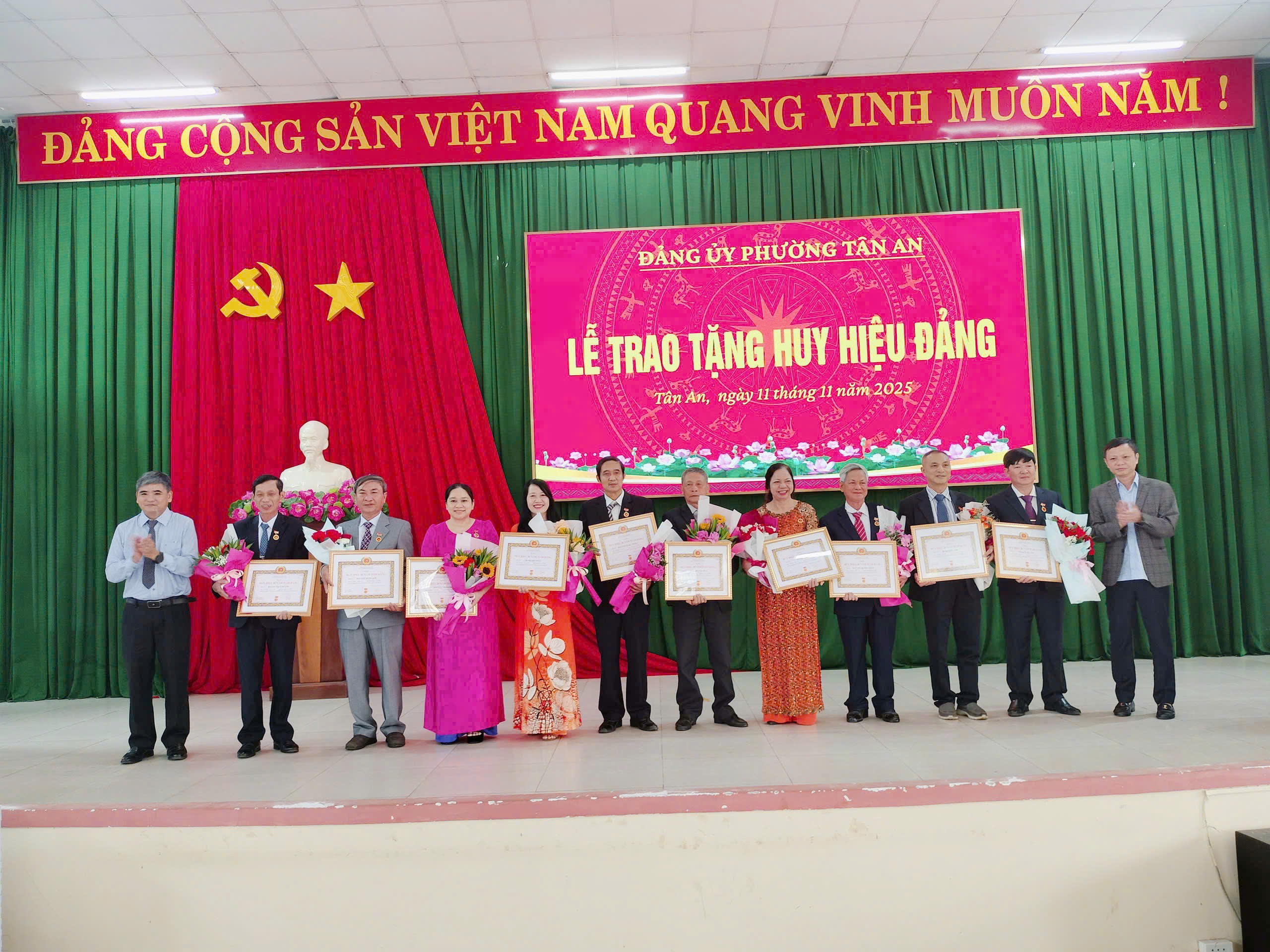 Đảng ủy phường Tân An tổ chức lễ trao tặng Huy hiệu Đảng đợt 7/11/2025